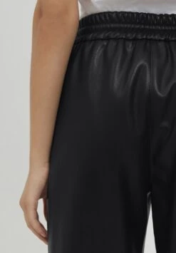 OXMO Paulia - Broek - Black -OXMO Verkoopwinkel 024a016e47f14c8d9d6bca647f89905b