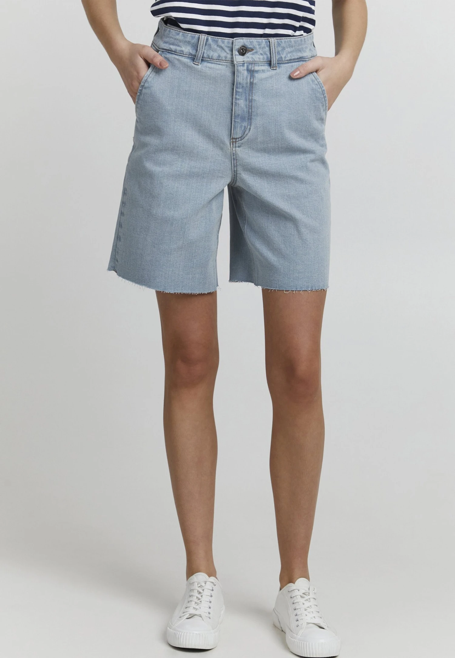 OXMO Jeansshort - Light Blue Denim 3 OXMO Jeansshort - Light Blue Denim