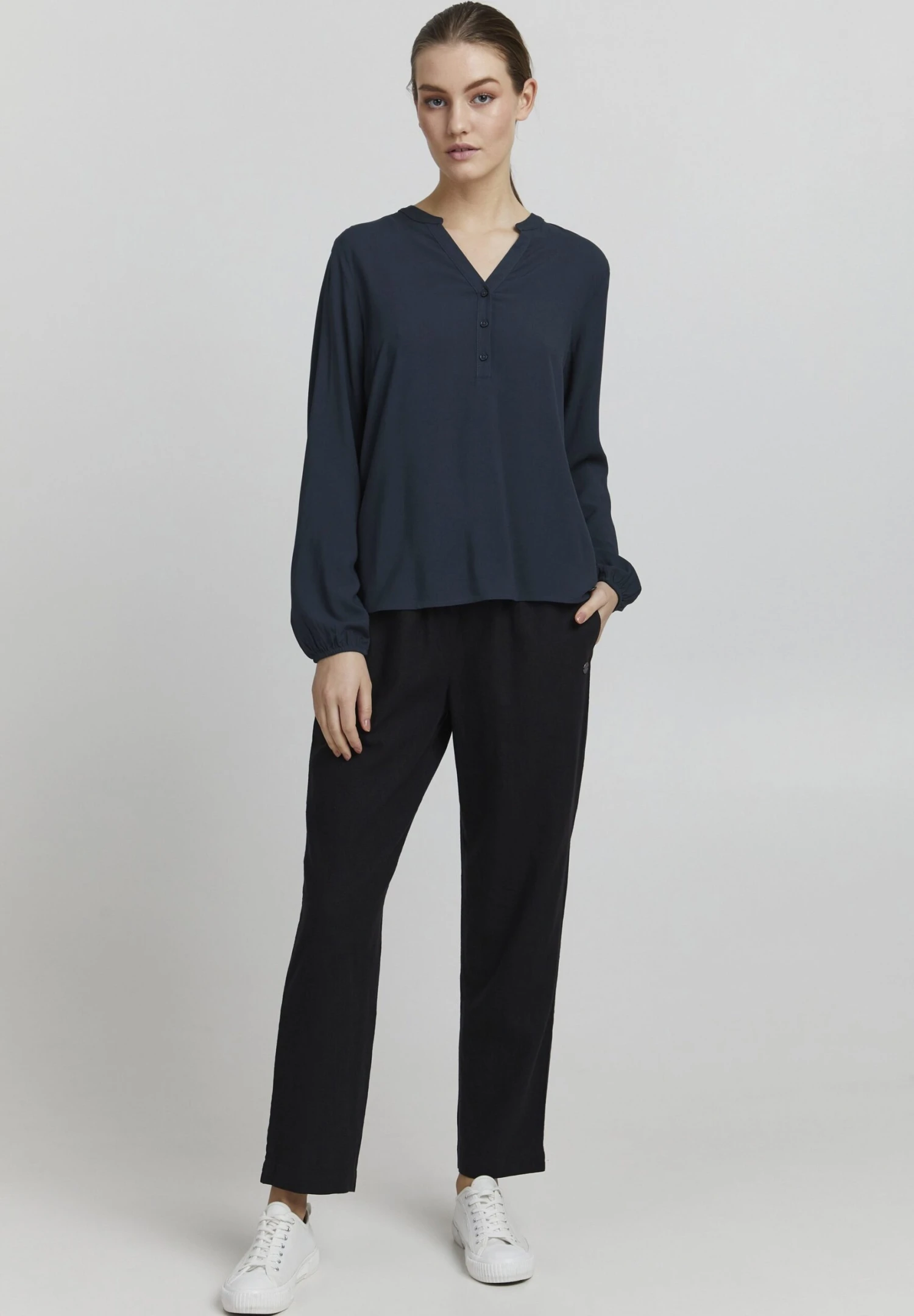 OXMO Elvy - Blouse - Total Eclipse 4 OXMO Elvy - Blouse - Total Eclipse - Afbeelding 2