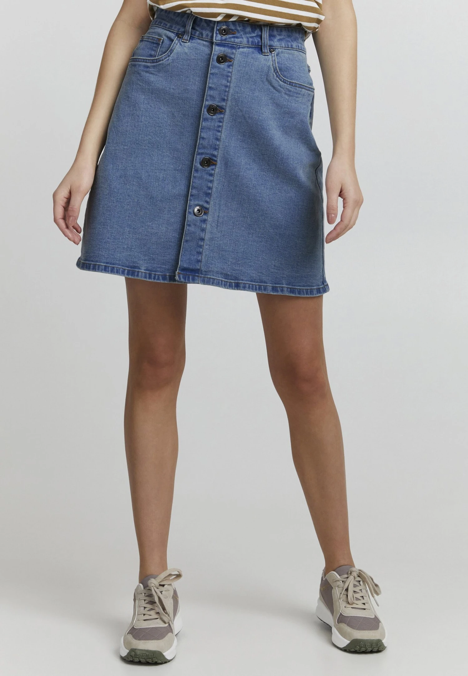 OXMO Frigga - A-Lijn Rok - Light Blue Denim 3 OXMO Frigga - A-Lijn Rok - Light Blue Denim