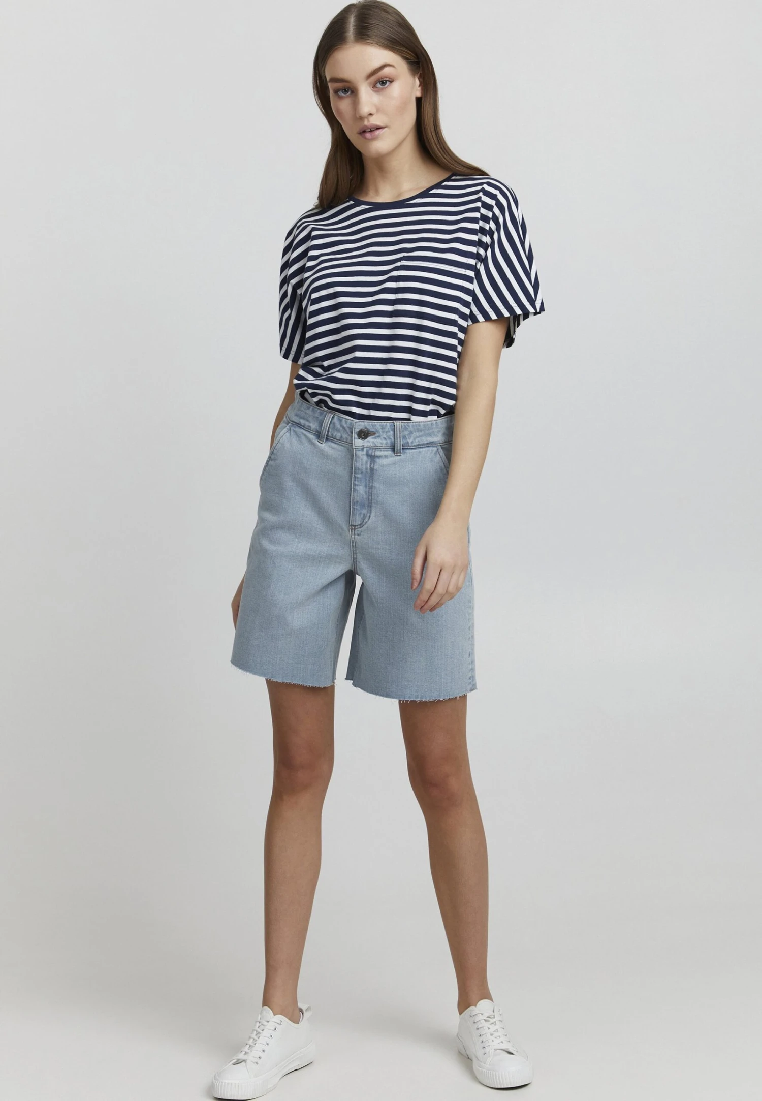 OXMO Jeansshort - Light Blue Denim 4 OXMO Jeansshort - Light Blue Denim - Afbeelding 2